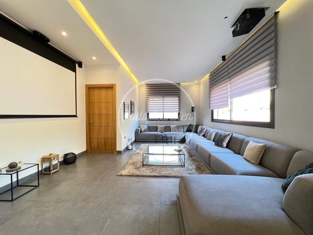 une belle villa moderne meublée