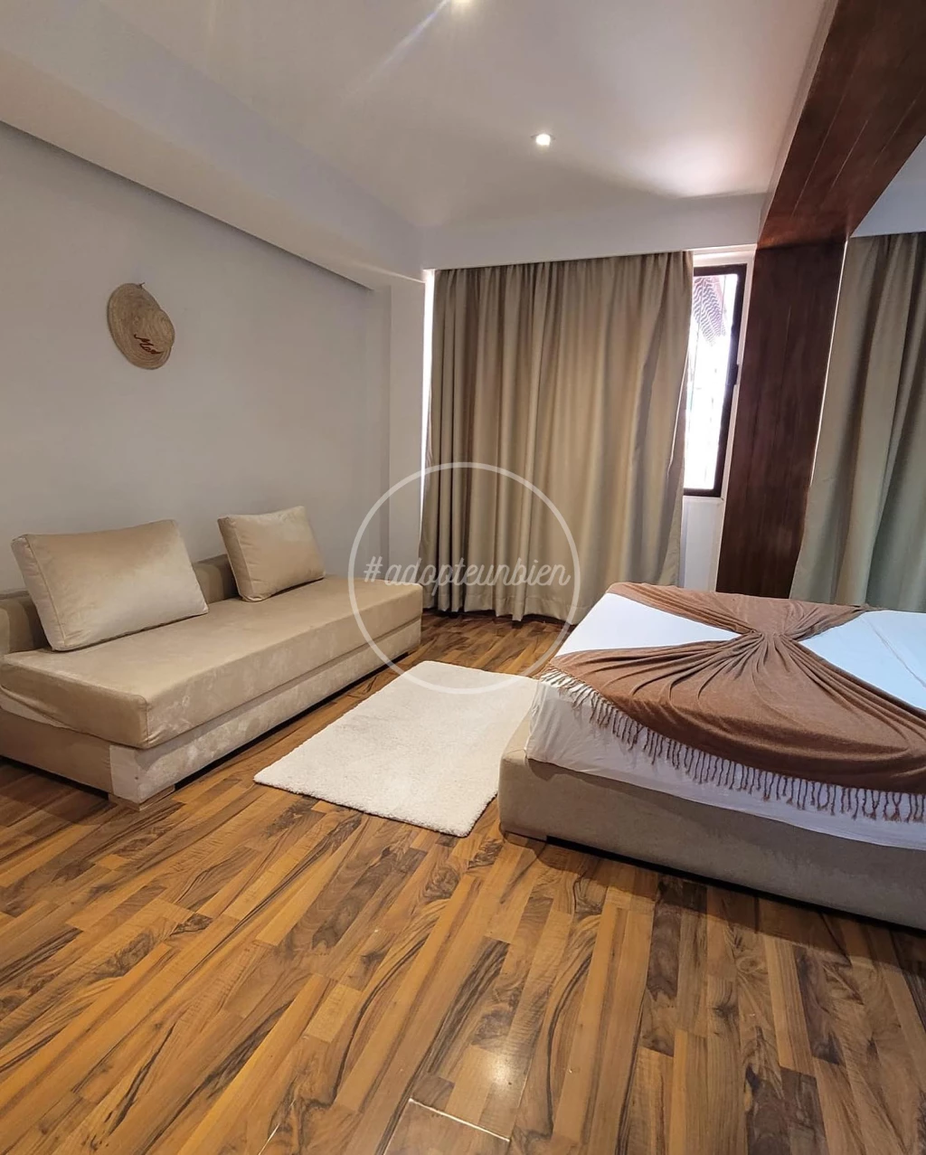 un appartement meublé de 150m2 au 5ème étage d’un immeuble vintage